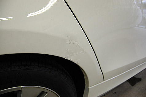 BMW116iのリヤフェンダーの傷