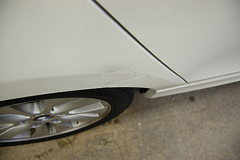 BMW116iのリヤタイヤハウスの凹み