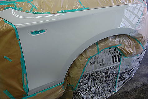 BMW116iの前フェンダーにホワイトを塗装