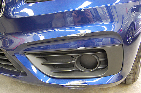 BMW 218i・アクティブ・ツアラー (F45)の前バンパ—の傷の詳細
