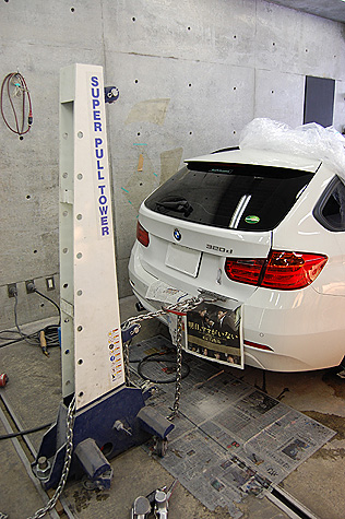 BMW･320d･ツーリング(F31)のリヤゲートの凹みを修正機で引っ張り