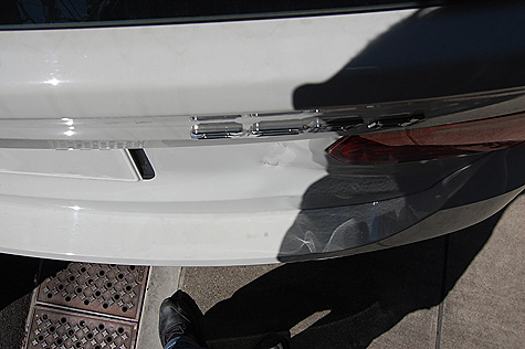BMW･320d･ツーリング(F31)のバックドアの傷詳細