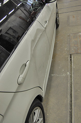 BMW 320i (E90)のドアの凹み