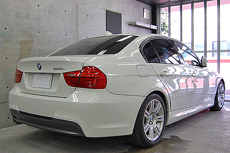 BMW 320i (E90)を後ろから撮影