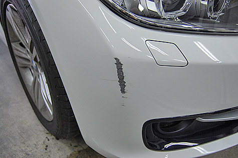 BMW 320i ツーリング･スポーツ(F31)のバンパー上部の傷の詳細