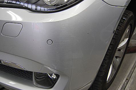 BMW アクティブ･ハイブリッド･7 (F04)の前バンパーの傷の詳細