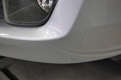BMW アクティブ･ハイブリッド･7 (F04)の前バンパー下側の傷