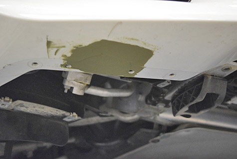 BMW・M2クーペ(F87)の前バンパー下部の傷にパテ付け