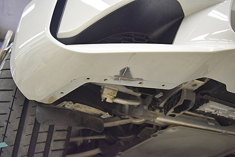 BMW・M2クーペ(F87)の前バンパー下部の傷を研磨