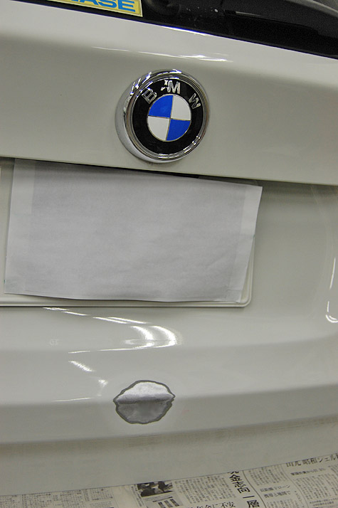 BMW X3 20D (F25) のリヤゲートの凹みを板金