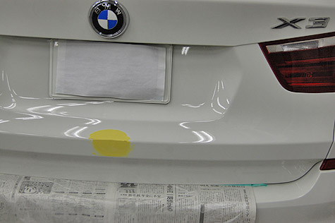 BMW X3 20D (F25) のリヤゲートにパテ付け