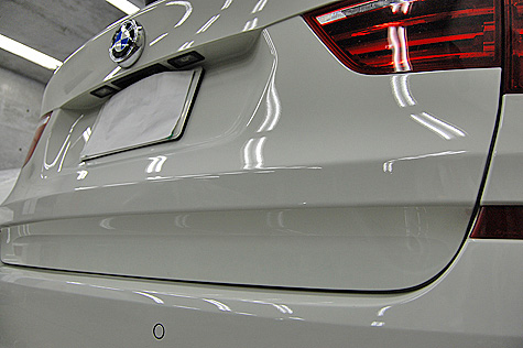 BMW X3 20D (F25) のリヤゲートにホワイトを塗装