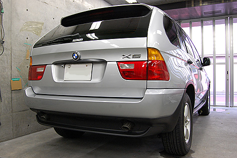 BMW X5 3.0i (E53)を後ろから撮影