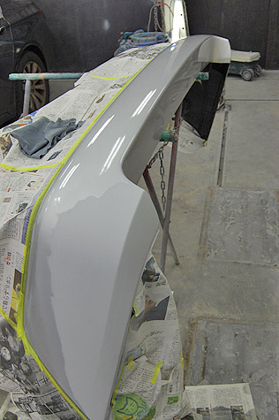 BMW X5 3.0i (E53)のバンパーにサフェを塗装