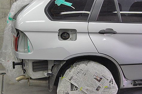 BMW X5 3.0i (E53)のリヤフェンダーにサフェを塗装