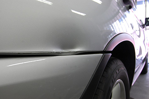 BMW X5 3.0i (E53)のリヤフェンダーの凹みの詳細