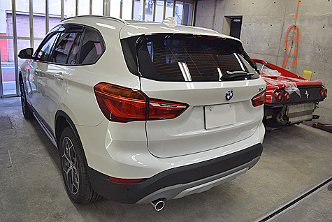 BMW・X1 (F48)を後ろから撮影