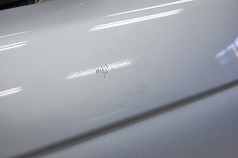 BMW 318i (E46)の前フェンダー中央の傷