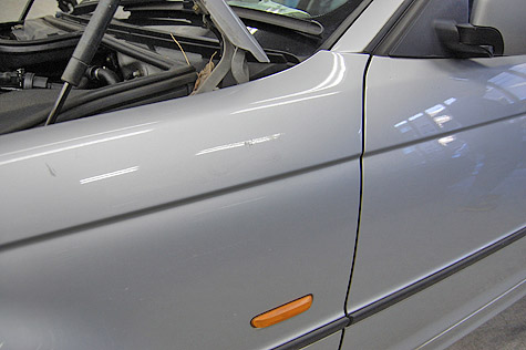 BMW 318i (E46)の前フェンダーの傷