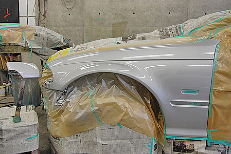 BMW 318i (E46)の前フェンダーとミラーを塗装