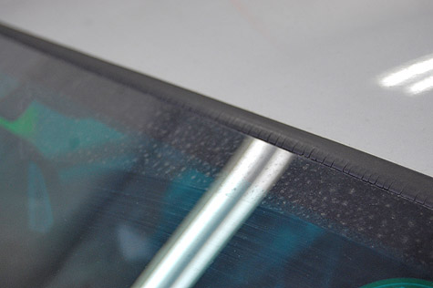 BMW 525i (E60) の前ガラスモールの劣化の詳細