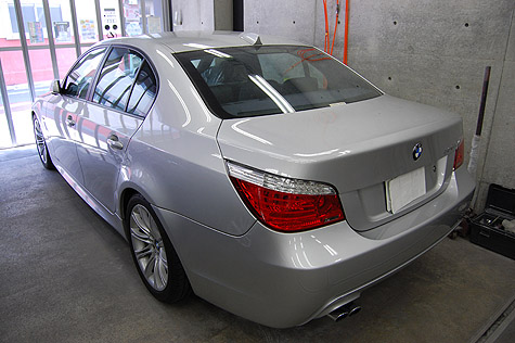 BMW 525i (E60) の前後のガラスモール交換修理
