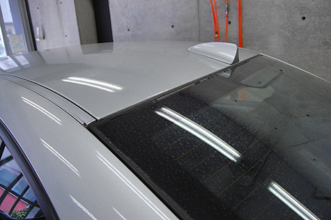 BMW 525i (E60) の後ガラスモールの劣化