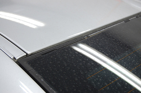 BMW 525i (E60) の後ガラスモールの劣化の詳細