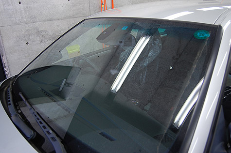 BMW 525i (E60) の前ガラスモールの劣化
