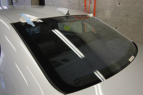 BMW 525i (E60)のリヤガラスを接着