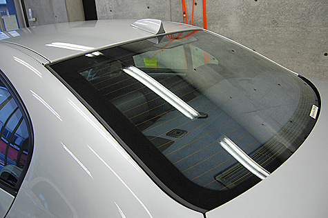 BMW 525i (E60)のリヤガラスを接着