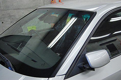 BMW 525i (E60)のフロントガラスを接着