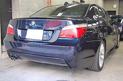 BMW 530i Mスポーツ (E60)を後ろから撮影