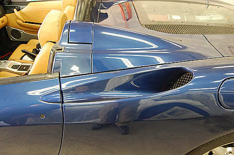 修理の終わったフェラーリ･360･モデナ･スパイダーのカウル左側