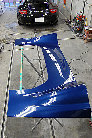フェラーリ･360･モデナ･スパイダーのカウルにボディ色のブルメタを塗装