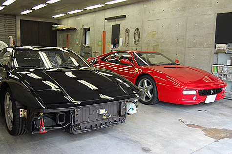 赤と黒の2台のフェラーリ･F355