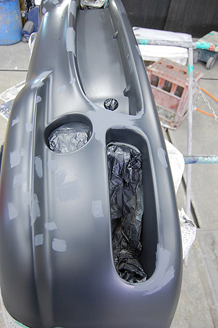 フェラーリ･F355･ベルリネッタのバンパーにサフェーサーを塗装