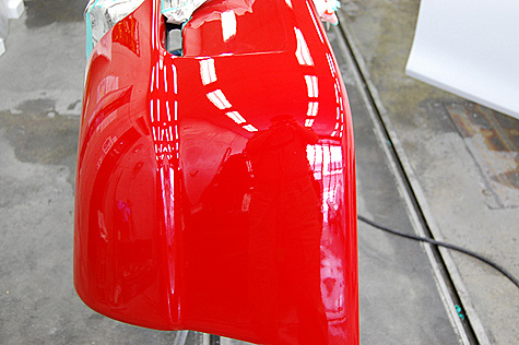 フェラーリ･F355・ベルリネッタのバンパーにレッドをペイント