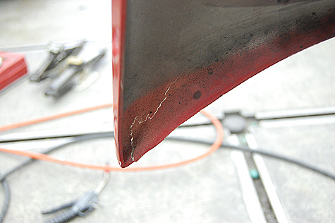 フェラーリ･F355・ベルリネッタのバンパーの割れを裏側から詳細に撮影