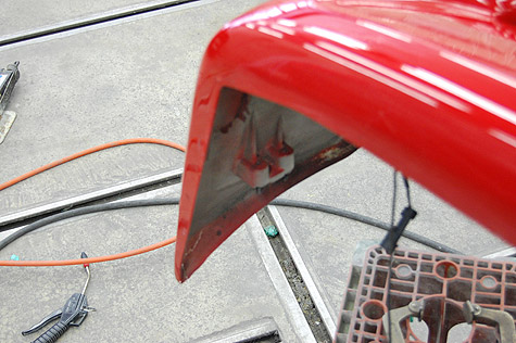 フェラーリ･F355・ベルリネッタのバンパ—の割れを裏側から撮影