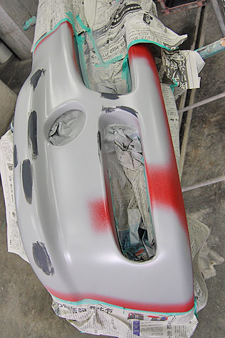 フェラーリ・F355・GTSのバンパーにサフェを塗装