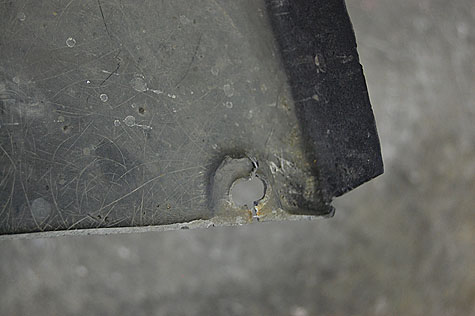 フェラーリ・F355・GTSのアンダーカバーの穴の裂け