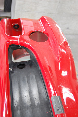 フェラーリ・F355・GTSのバンパーの黒い部分の修理