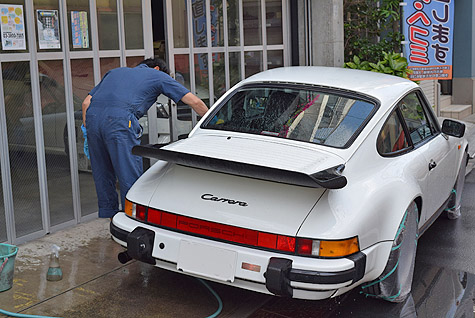 ポルシェ・911・カレラ(930)のボディを洗車