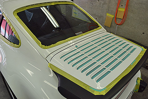 ポルシェ・911・カレラ(930)のウィングをマスキング