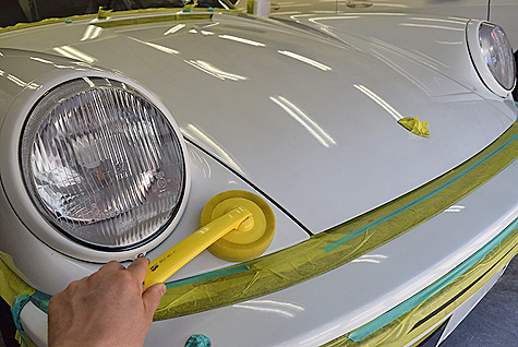 ポルシェ・911・カレラ(930)のボディにコーティング剤を塗布