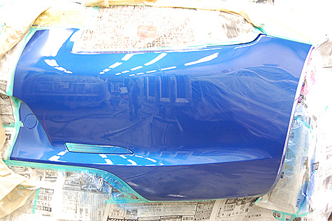 ポルシェ911カレラ4のバンパーに青色を塗装