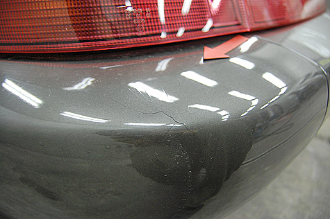 ポルシェ・911・カレラ2(964)のリヤバンパーのヒビの詳細を別角度から撮影