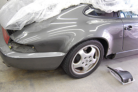 ポルシェ・911・カレラ2(964)のテールランプとサイドスカートを脱着