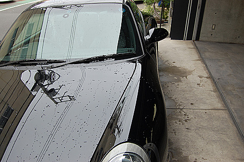 ポルシェ・911・カレラのボディを専用の洗剤で洗車